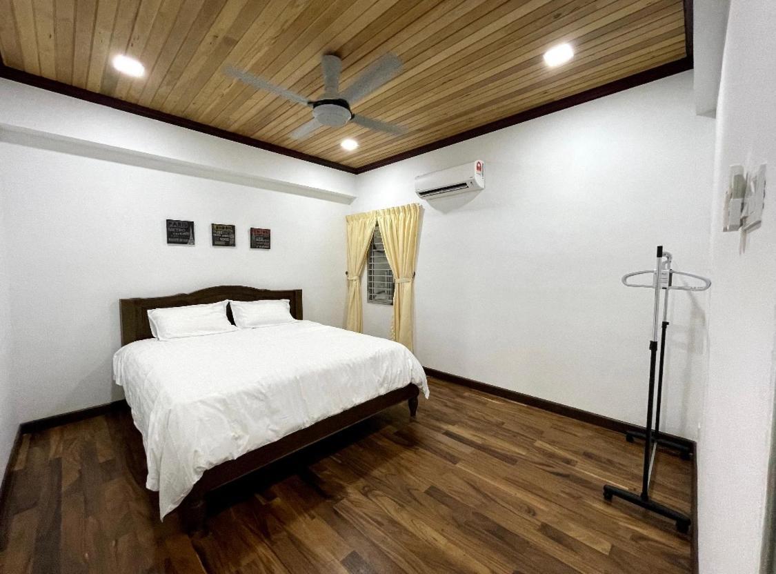 The Venus - Spacious Wooden Top Floor Apartment Sitiawan Exterior foto